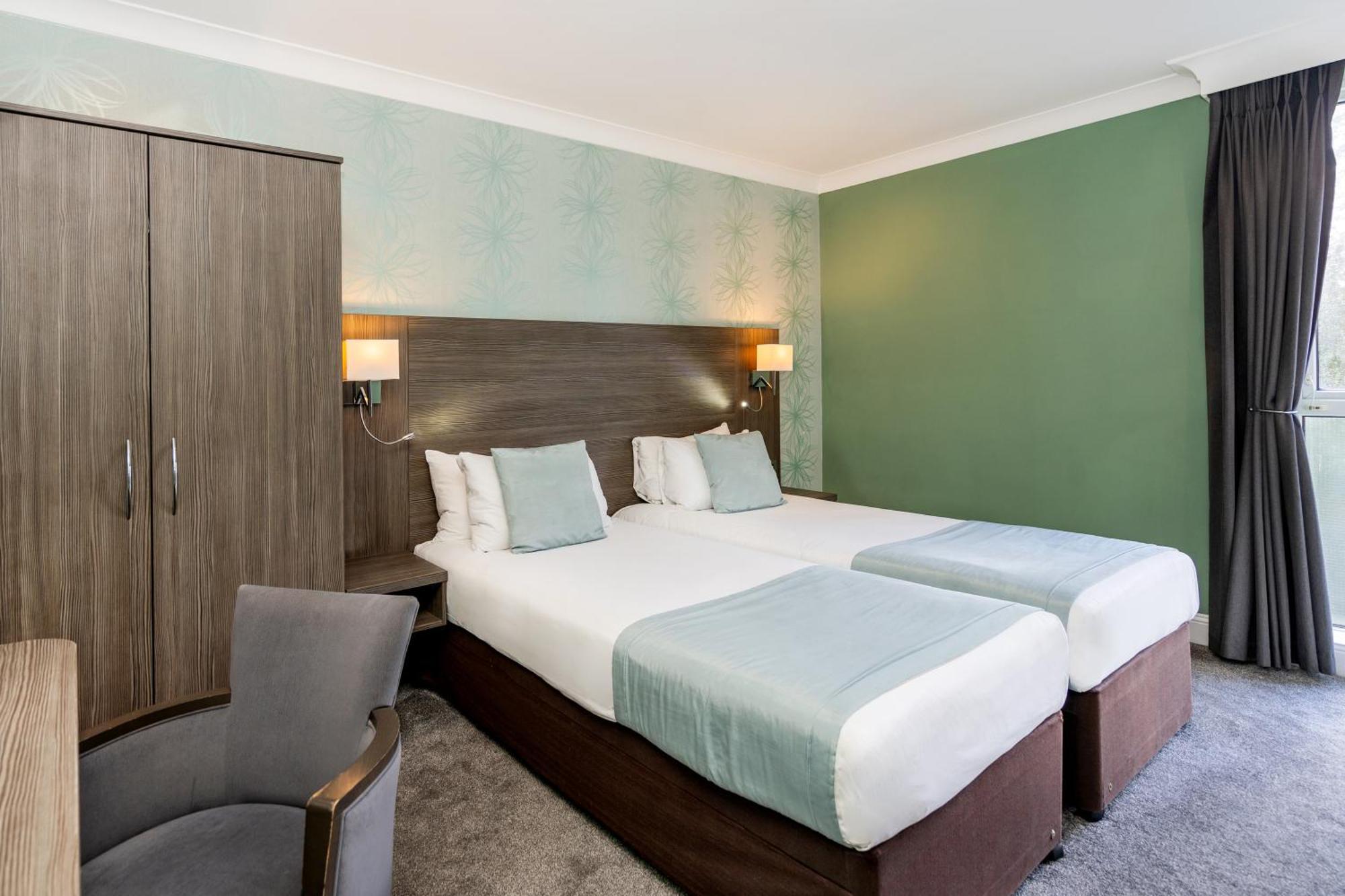Bromley Court Hotel London Eksteriør billede