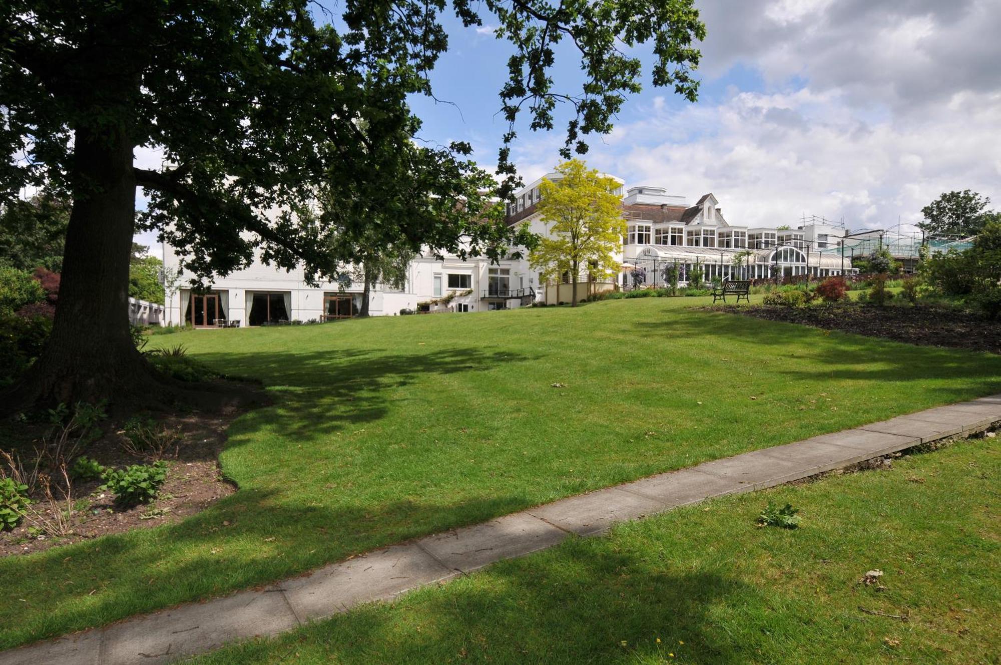 Bromley Court Hotel London Eksteriør billede